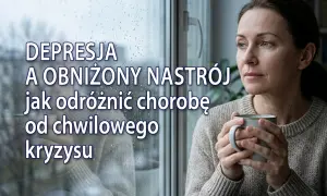 Kobieta z kubkiem wpatruje się przez deszczowe okno. Tekst informuje o depresji i obniżonym nastroju, sugerując, że dystymia objawy mogą być mylone z chwilowym kryzysem.