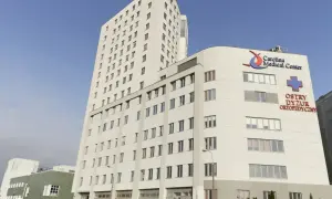 Nowoczesny budynek Carolina Medical Center w Warszawie z logo i napisem "Ostry Dyżur Ortopedyczny".