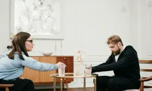 Terapia z narcyzem to trudna droga. Kobieta podaje mu wodę, ale on jest pogrążony w sobie.
