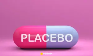 Dwukolorowa kapsułka z napisem PLACEBO. Siła sugestii, czyli efekt placebo, może wpływać na nasze samopoczucie.