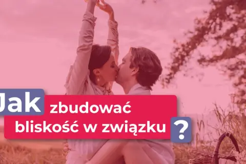 Para całująca się na tle natury. Napis: "Jak zbudować bliskość w związku?". Intymność budowana przez czułość.