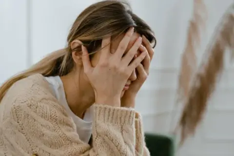Czy nerwica natręctw to choroba psychiczna? Poznaj jej skutki i objawy