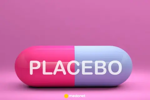 Dwukolorowa kapsułka z napisem PLACEBO. Siła sugestii, czyli efekt placebo, może wpływać na nasze samopoczucie.