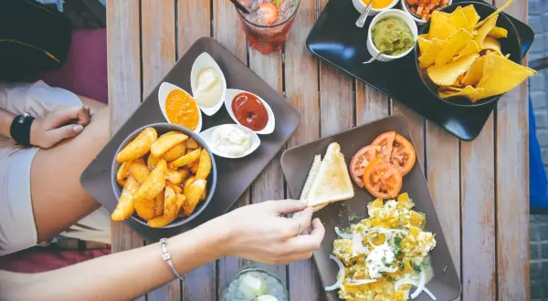 Obżarstwo w najlepszym wydaniu: frytki, nachos, jajecznica i drinki. Prawdziwa uczta dla zmysłów!