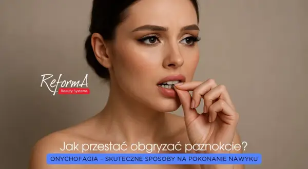 Kobieta z niepokojem obgryza paznokcie. Tekst informuje o onychofagii i sposobach na pokonanie tego nawyku.