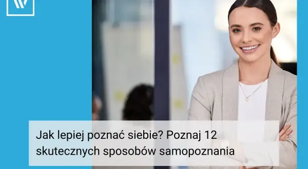 Uśmiechnięta kobieta w garniturze, która pomaga odkryć Twój profil psychologiczny. Poznaj 12 skutecznych sposobów samopoznania.