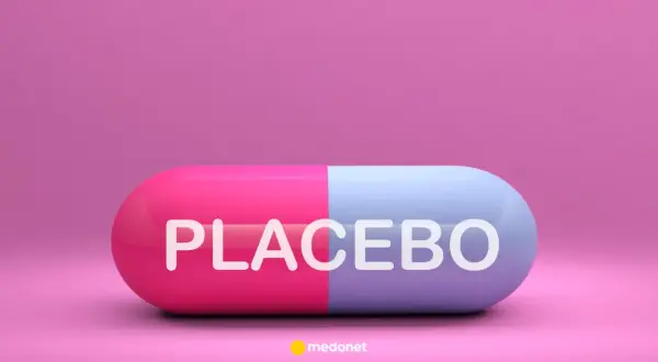 Dwukolorowa kapsułka z napisem PLACEBO. Siła sugestii, czyli efekt placebo, może wpływać na nasze samopoczucie.