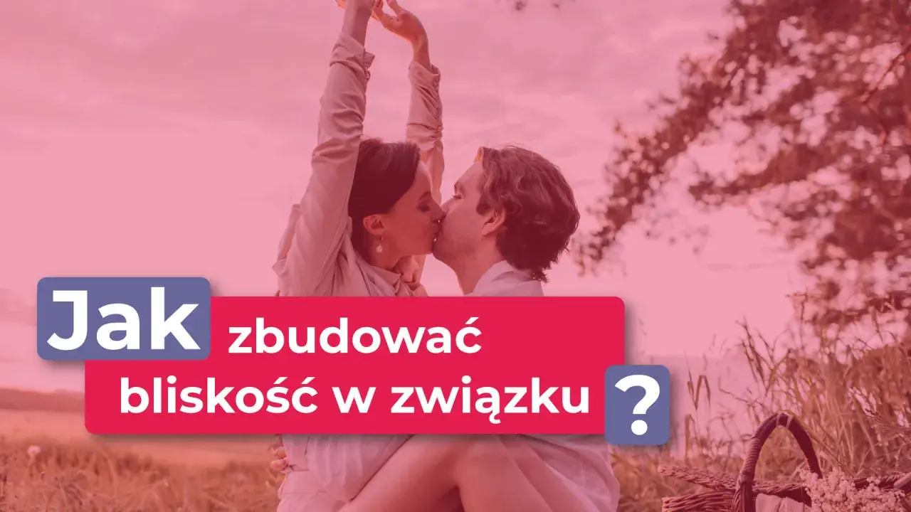 Para całująca się na tle natury. Napis: "Jak zbudować bliskość w związku?". Intymność budowana przez czułość.