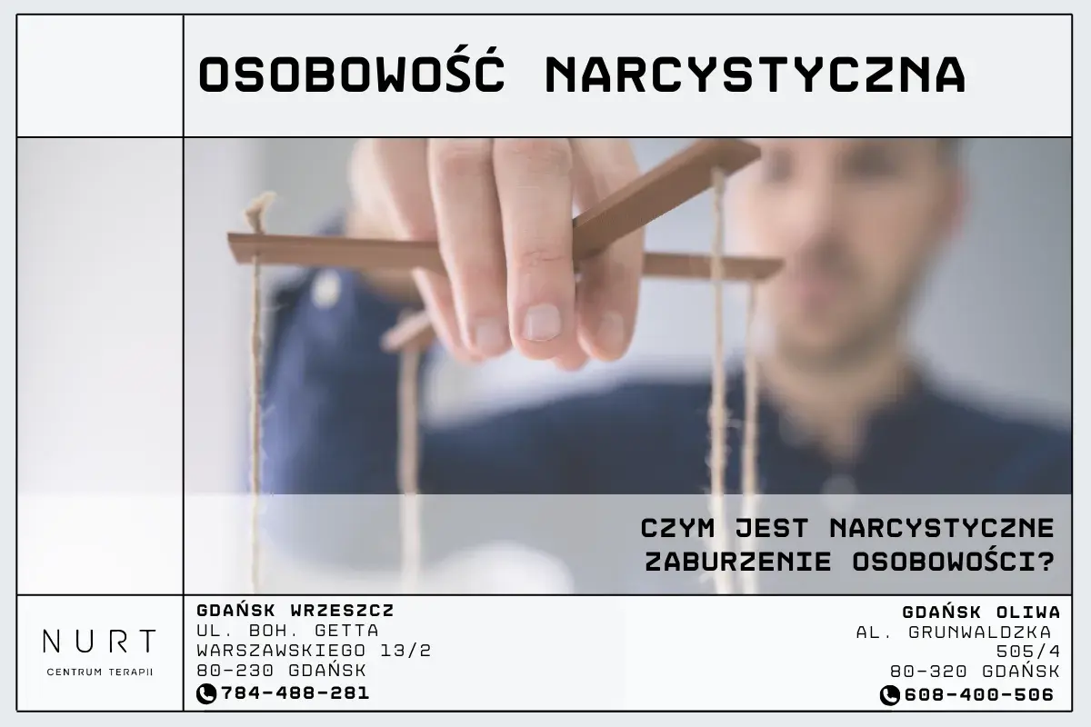 Dłoń sterująca marionetką symbolizuje narcyzm, jego cechy i zaburzenie osobowości.