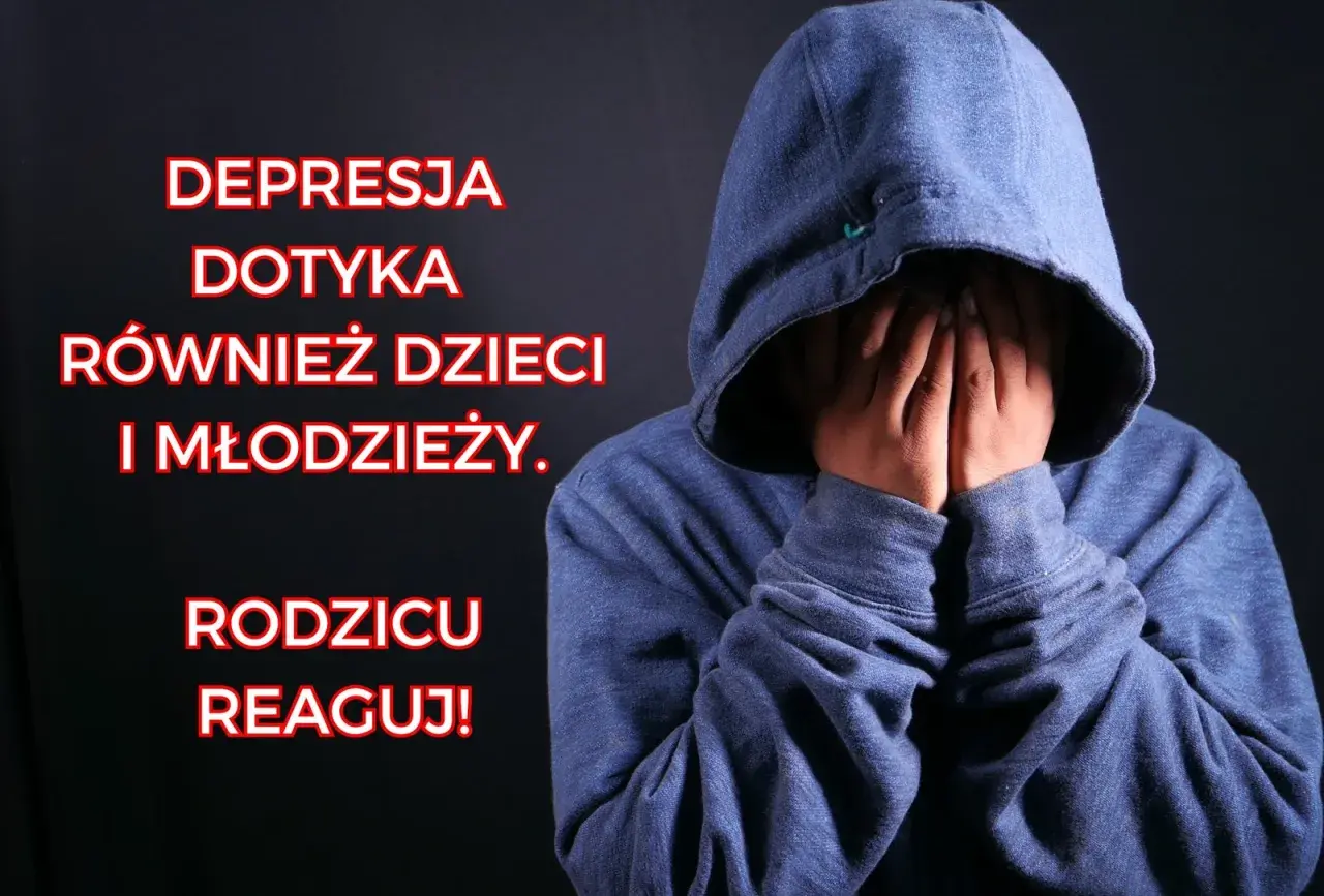 Depresja dotyka również dzieci i młodzież. Rodzicu, reaguj! Postać w bluzie z kapturem zakrywa twarz dłońmi, symbolizując cierpienie.
