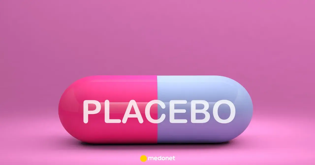 Dwukolorowa kapsułka z napisem PLACEBO. Siła sugestii, czyli efekt placebo, może wpływać na nasze samopoczucie.