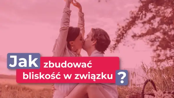 Para całująca się na tle natury. Napis: "Jak zbudować bliskość w związku?". Intymność budowana przez czułość.