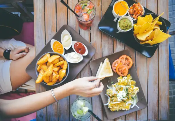 Obżarstwo w najlepszym wydaniu: frytki, nachos, jajecznica i drinki. Prawdziwa uczta dla zmysłów!
