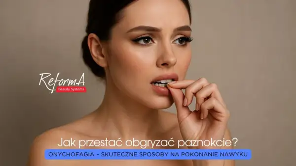 Kobieta z niepokojem obgryza paznokcie. Tekst informuje o onychofagii i sposobach na pokonanie tego nawyku.