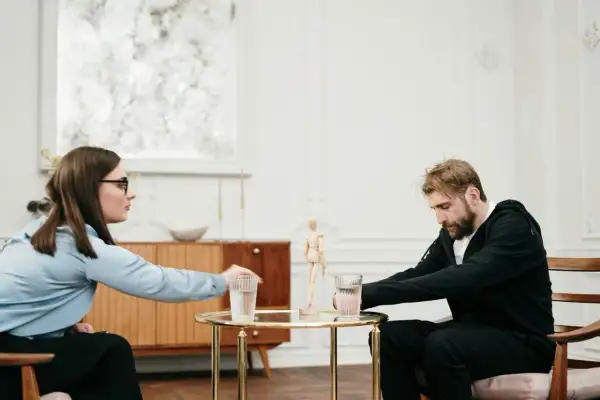 Terapia z narcyzem to trudna droga. Kobieta podaje mu wodę, ale on jest pogrążony w sobie.