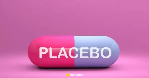 Dwukolorowa kapsułka z napisem PLACEBO. Siła sugestii, czyli efekt placebo, może wpływać na nasze samopoczucie.